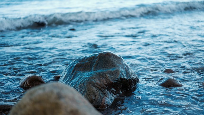 Sten i vandkanten til havet