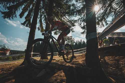 Sebastian Fini på sin mountainbike under solens stråler