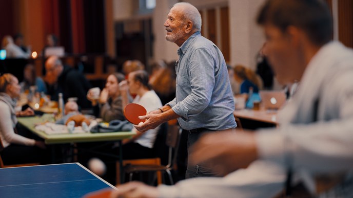 Ældre mand nyder sit seniorliv og pension med bordtennis