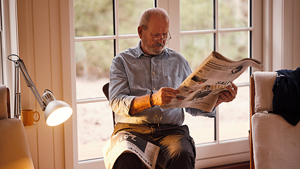 Mand der er gået på pension læser avis