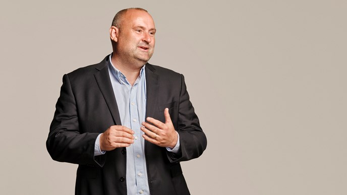 Mikkel Bro Petersen - Pressechef, Velliv, står og snakker
