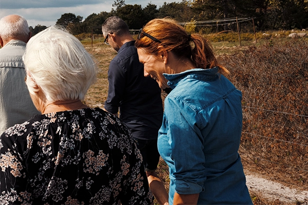 Seniorliv på gåtur med deres yngre generation