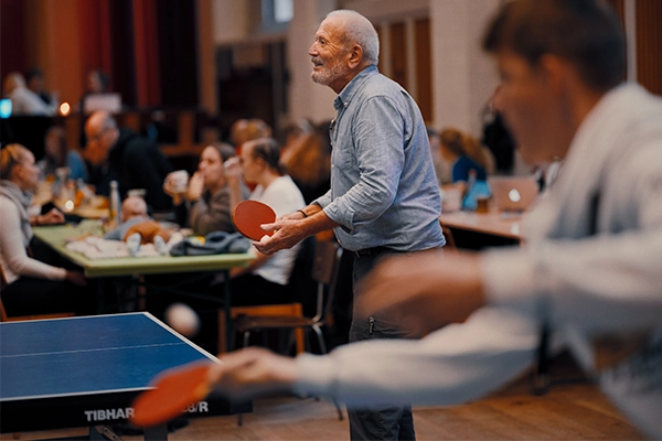 Ældre mand nyder sit seniorliv og pension med bordtennis